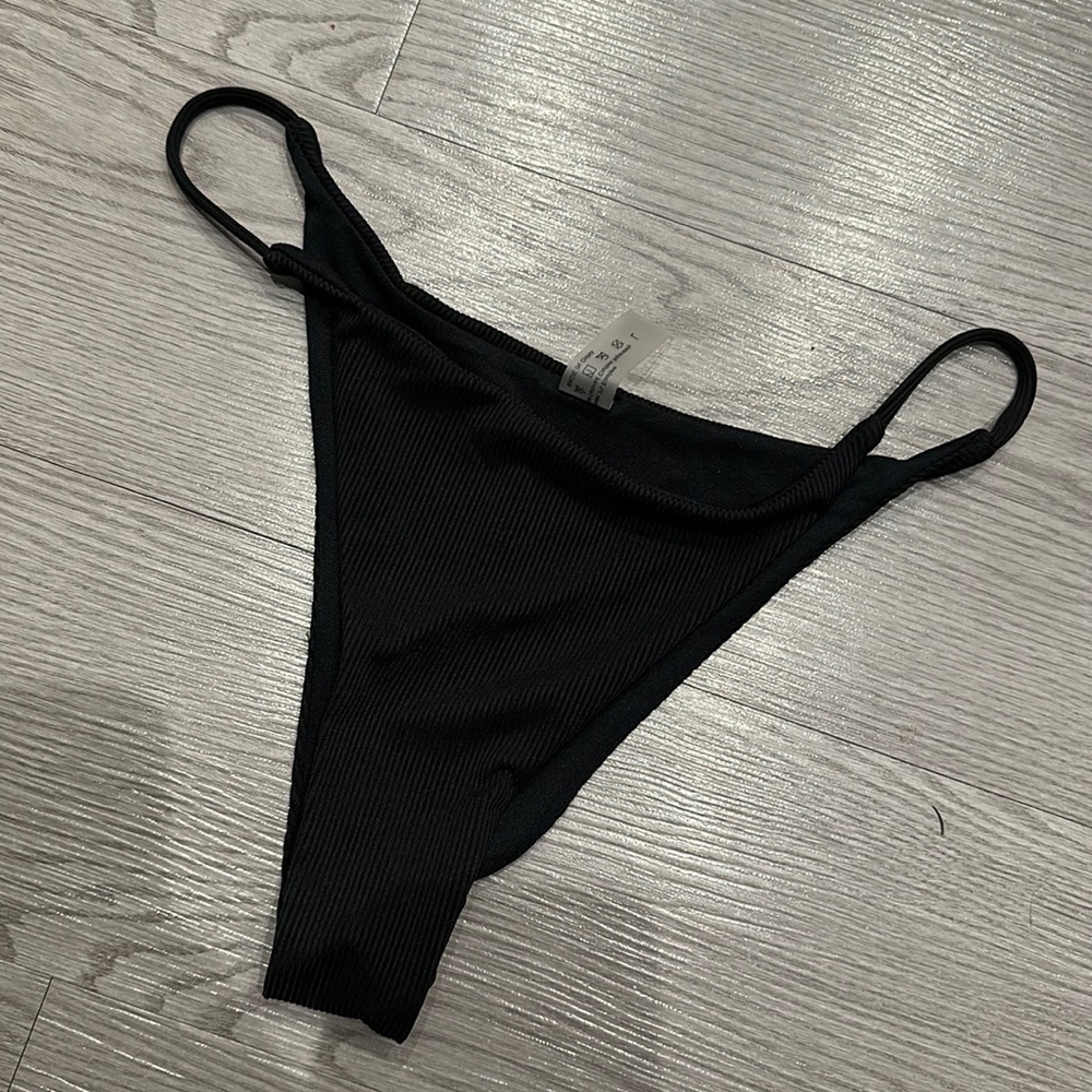 Black bikini bottoms size large. NWOT